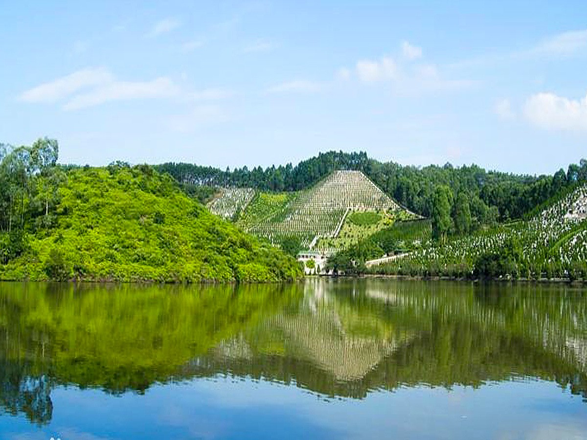 陵园湖泊
